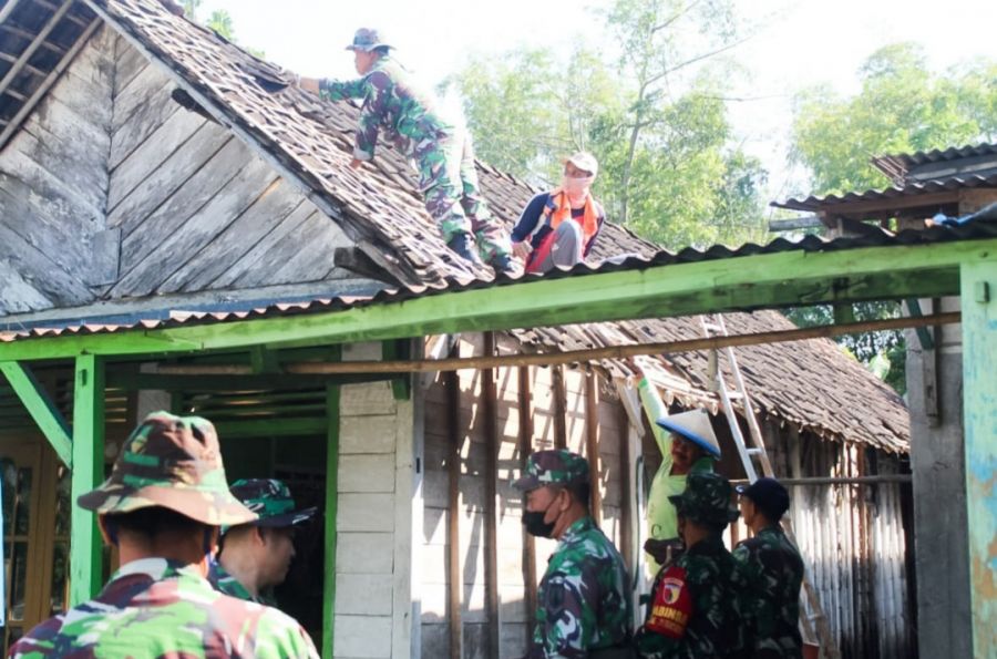 Karya Bakti TNI Satkowil, Babinsa Kodim 0813 Bojonegoro rehab Rumah Warga Kalipan