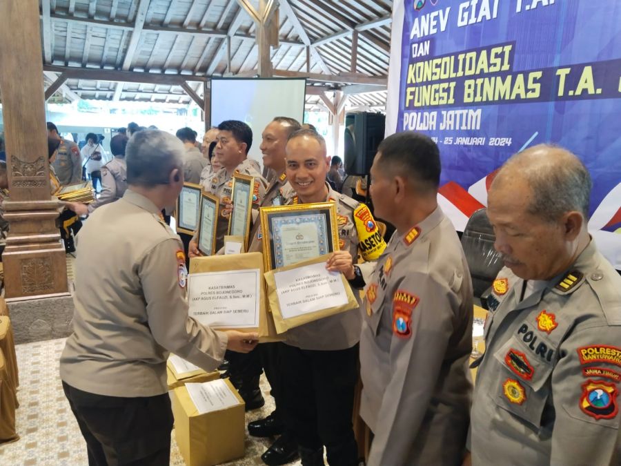 Kasat Binmas dan Bhabinkamtibmas Polres Bojonegoro Raih Penghargaan Dari Dir Binmas Polda Jatim