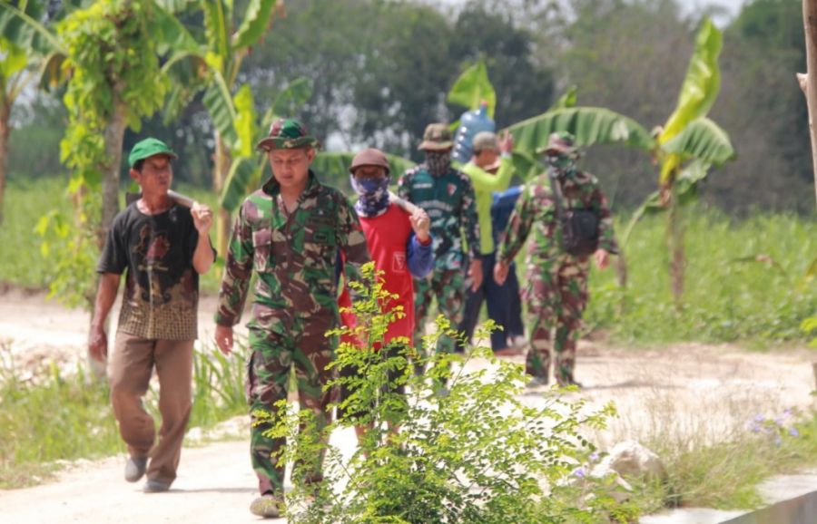 Terlihat Keakraban Satgas TMMD ke 114 Kodim 0812/Lamongan bersama Warga Tunggunjagir