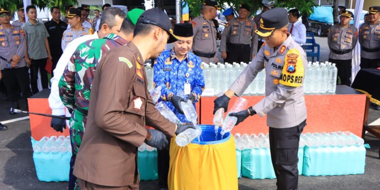 Kegiatan Rutin yang Ditingkatkan, Polres Tuban Sita Ratusan Botol Miras
