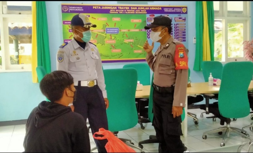 Kehabisan Bekal, Warga Jakarta ini Dibantu Polisi Polres Bojonegoro untuk Pulang