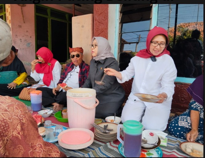 Kehadiran Bunda Indah Mengobati Luka Pilu Dirasa Korban Angin Puting Beliung di Selok Awar - Awar