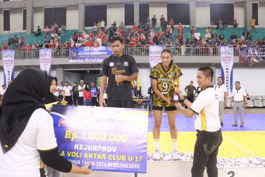Kejurprov Jatim Bola Voli, Kapolres Bojonegoro Serahkan Trophy MVP Kepada Dua Pemain Terbaik