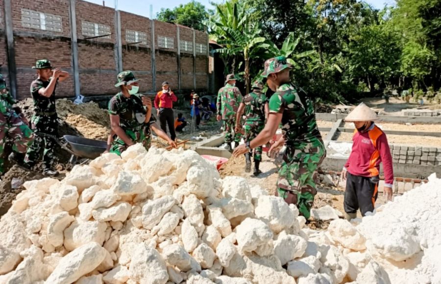 Kemanunggalan, TNI Bojonegoro bersama Warga Sobontoro Balen Perbaiki Jalan Menuju Makam