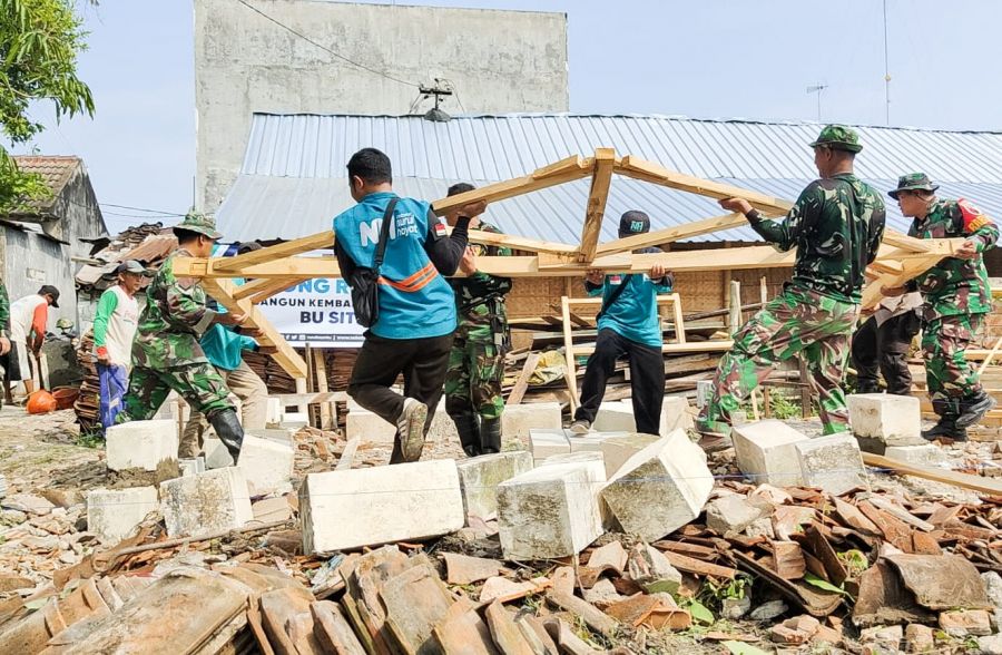 Kemanunggalan TNI-Rakyat, Babinsa Sumberrejo Kodim 0813 Bojonegoro Bantu Bangun Rumah Warga