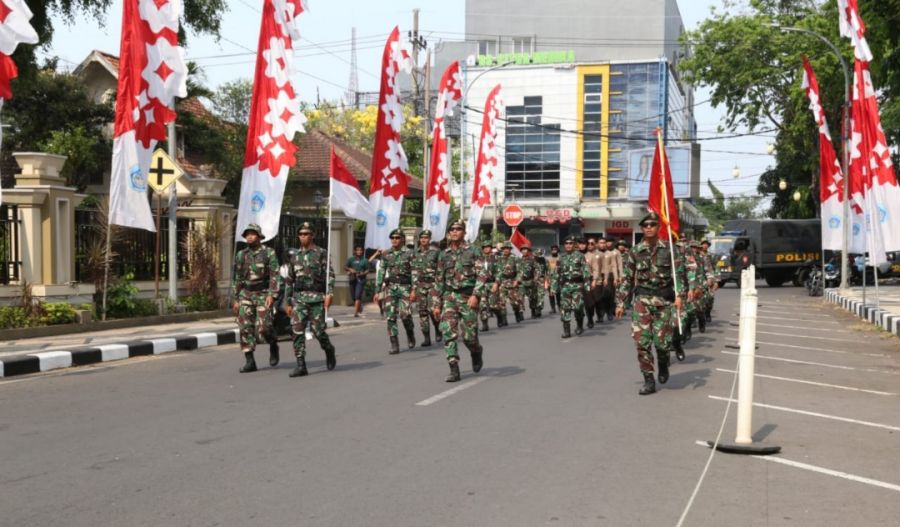 Kemeriahan Gerak Jalan Napak Tilas Mayangkara yang Diikuti 2000 Orang Peserta