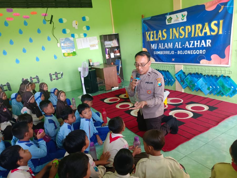 Kenalkan Profesi Polisi, Kanit Binmas Polsek Sumberrejo Beri Materi Pada Kelas Inspirasi