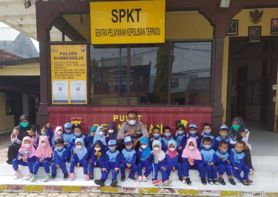 Kenalkan Profesi Polisi, PAUD Terpadu Aisyiah Lakukan Kunjungan ke Polsek Sumberrejo