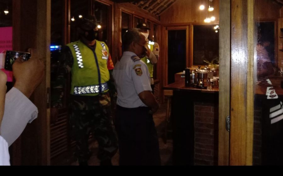 Kendalikan Covid 19 TNI Polri Gerebek Warung Makan Kebonan