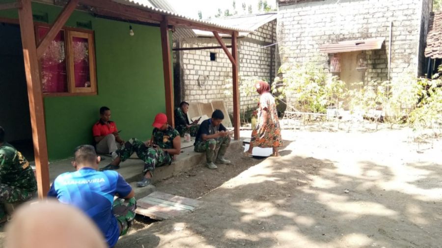 Kepedulian Bu Sowi, Penerima Bantuan RTLH dalam TMMD 114 Kodim 0812 Lamongan