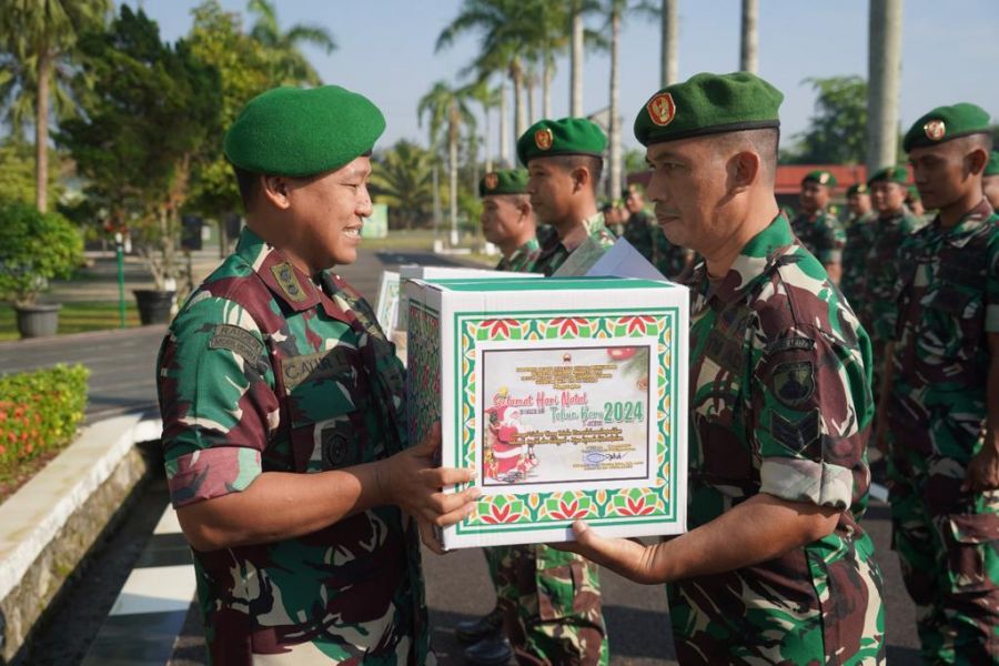 Kepedulian dan Perhatian Komandan, Serahkan Bingkisan Natal Pada Anggota
