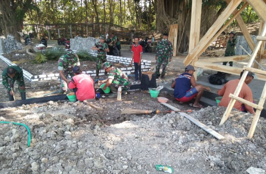 Kepiawaian Katiman dalam Pembuatan Gazebo Taman Lumbangsari di TMMD 114 desa Tunggunjagir