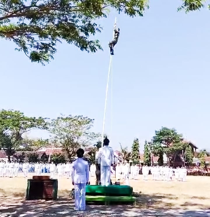 Keren!! Aksi Nekat Babinsa Posramil Gondang Kodim 0813 Bojonegoro Panjat Tiang Bendera
