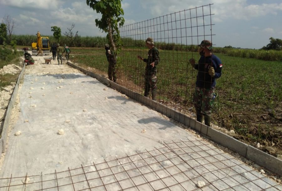 Ketelitian Pemasangan Bagasting Dibutuhkan Sebelum Pengecoran Jalan TMMD ke- 114