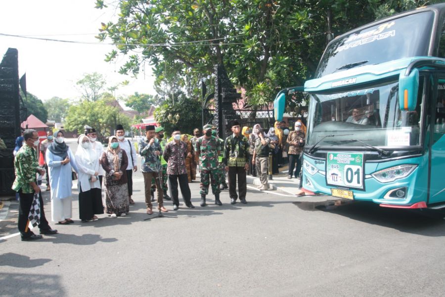 Ketua DPRD Bojonegoro Berangkatkan 446 CJH Kloter 3