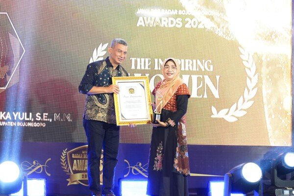 Ketua TP PKK Bojonegoro Raih Penghargaan Perempuan Inspiratif