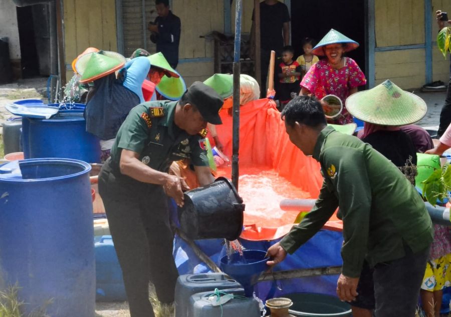 Kodim 0813 Bojonegoro Suplai 15000 Liter Air Bersih untuk Warga Desa Nganti