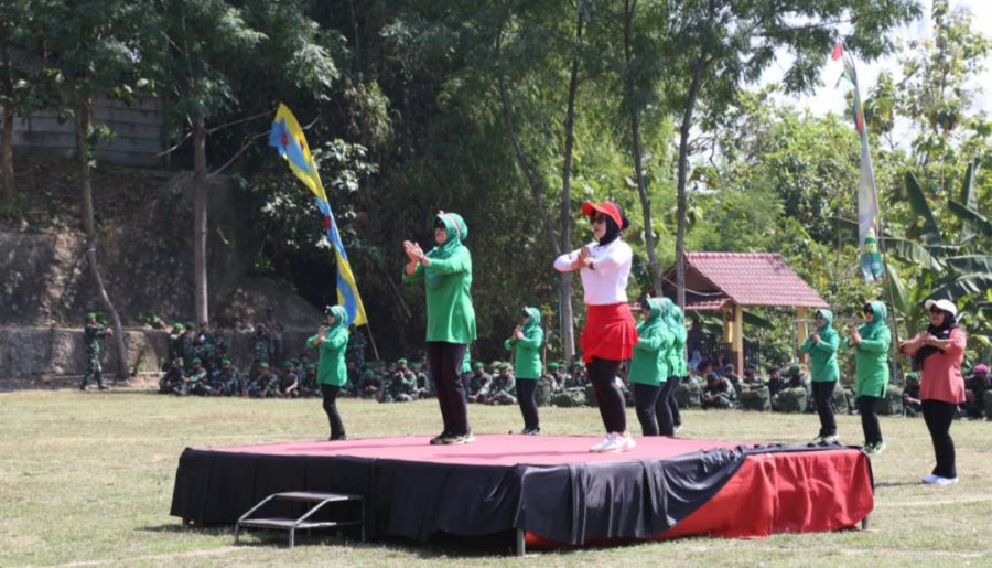 Kolaborasi ibu ibu semarakkan penutupan TMMD 114 Kodim 0812 lamongan