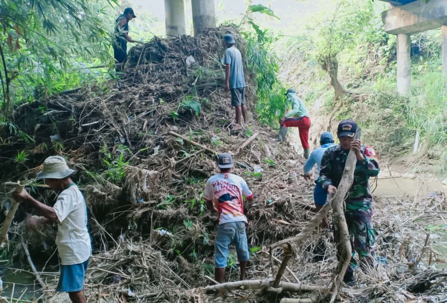Kompak, Babinsa Koramil Tambakrejo Bojonegoro dan Warga Dusun Dolok Bersih-bersih Sampah Sungai