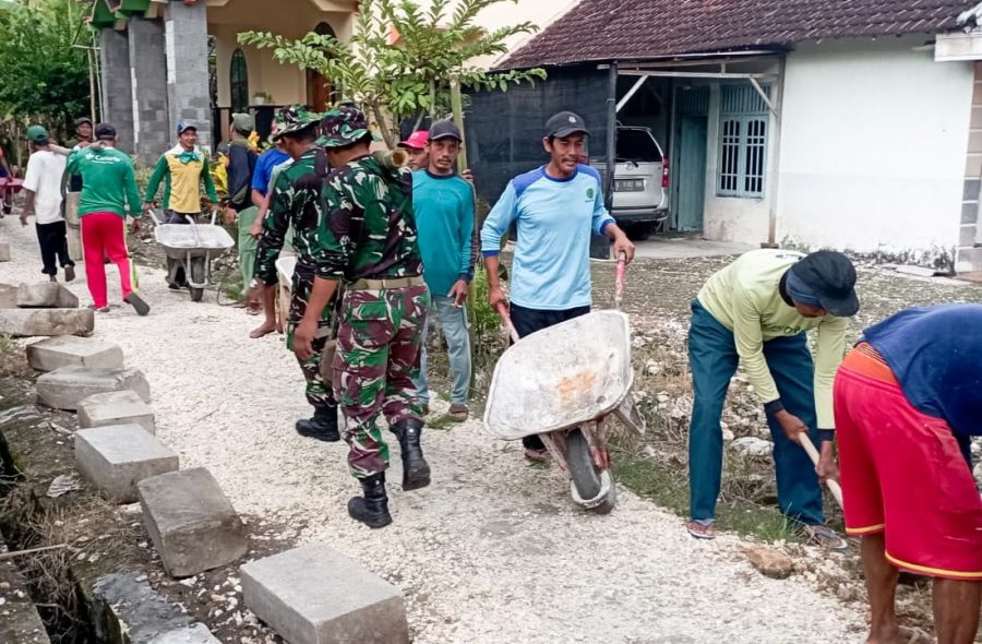 Kompak, Babinsa Sumberrejo Kodim 0813 Bojonegoro bersama Warga Karangdowo Perbaiki Jalan Desa