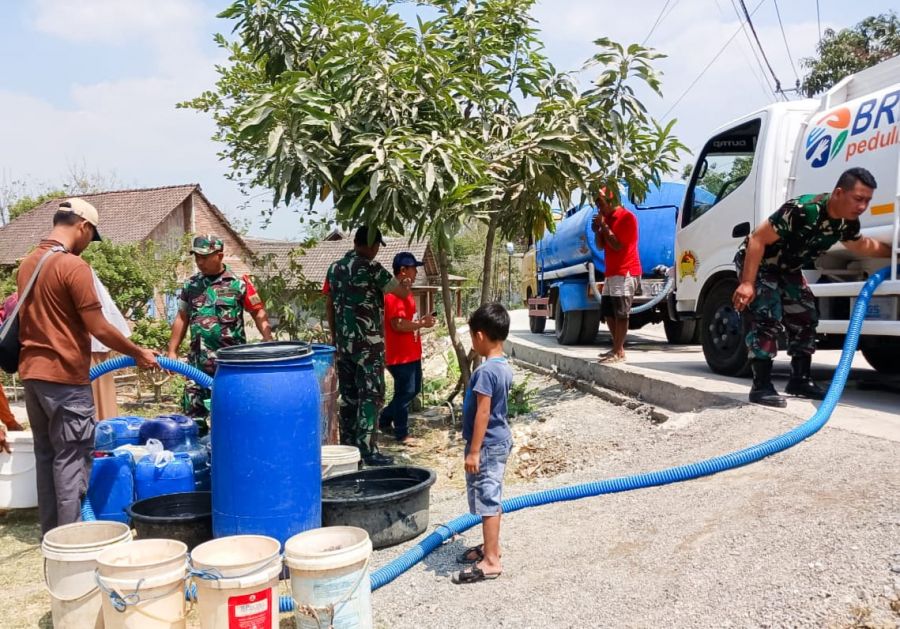 Kompak, Kodim 0813 Bojonegoro bersama Koramil dan Pemdes Kasiman Salurkan 25 ribu Liter Air Bersih