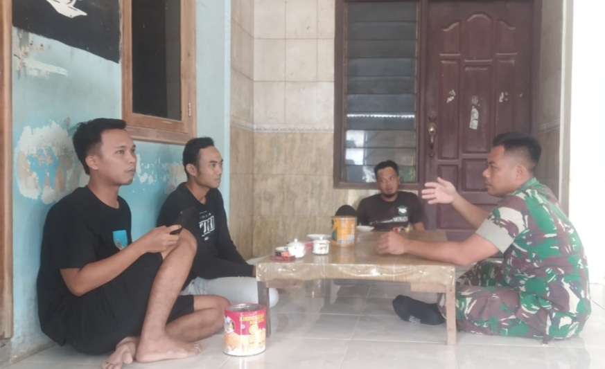 Komsos Dengan Ketua Karang Taruna Bukti Wujud kepedulian Babinsa Kepada Generasi Muda
