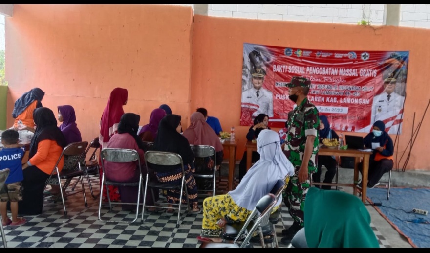 Koramil 0812/19 Laren Lakukan Pendampingan Dalam Kegiatan Pengobatan Massal 