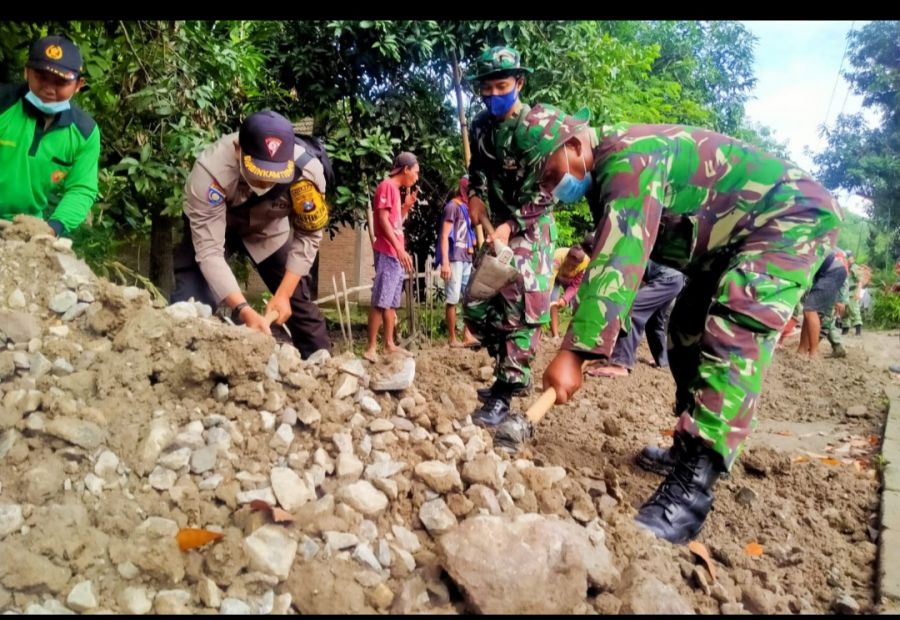 Koramil 0813-02/Kapas Bojonegoro dan Pemdes Bendo Bersinergi dukung Program Infrastruktur Jalan Desa