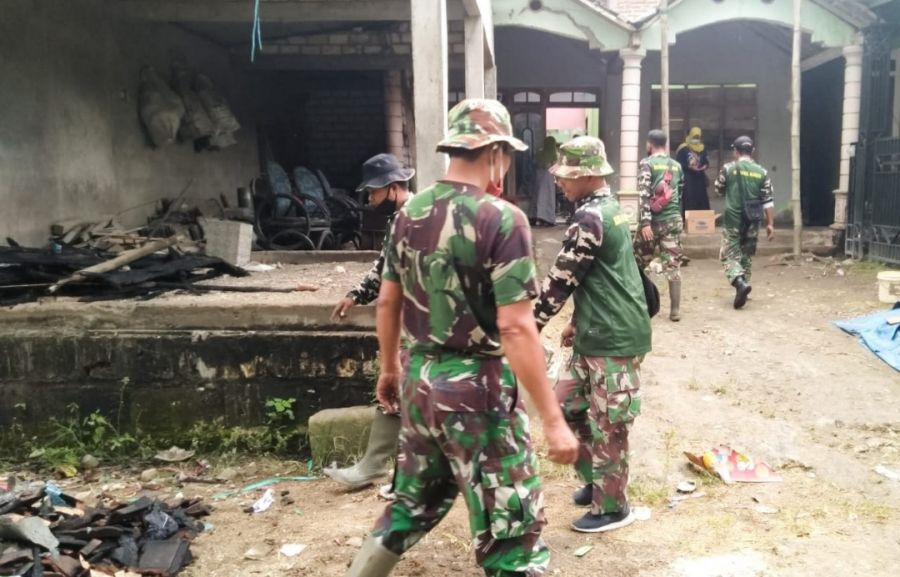 Koramil Kanor Kodim 0813 Bojonegoro Bersama Masyarakat Gotong Royong Bersihkan Rumah Bekas Kebakaran