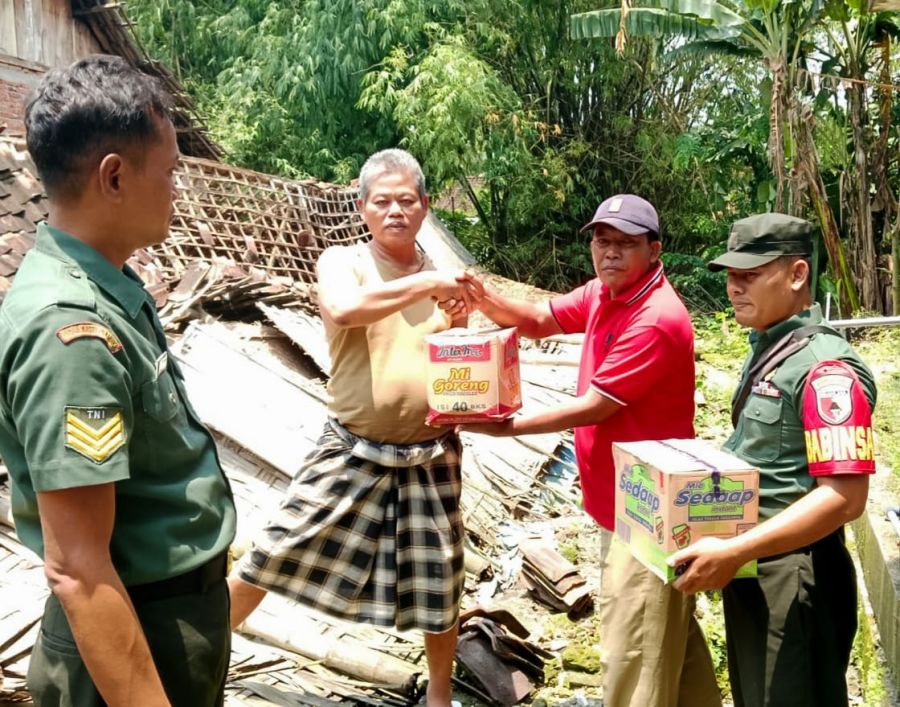 Koramil Kepohbaru Kodim 0813 Bojonegoro beri Sembako ke Warga