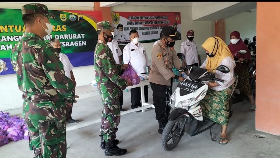 Koramil Sukodono Bagikan sembako untuk PKL