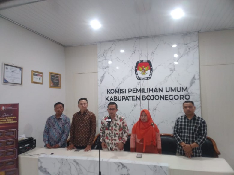KPU Bojonegoro Gelar Konferensi Pers Hari Pertama Pendaftaran Bakal Cabup dan Cawabup
