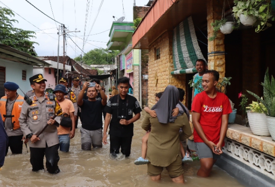 Kunjungi Lokasi Banjir dan Bagikan 3.000 Nasi Bungkus, Ini Himbauan Kapolres Ke Masyarakat
