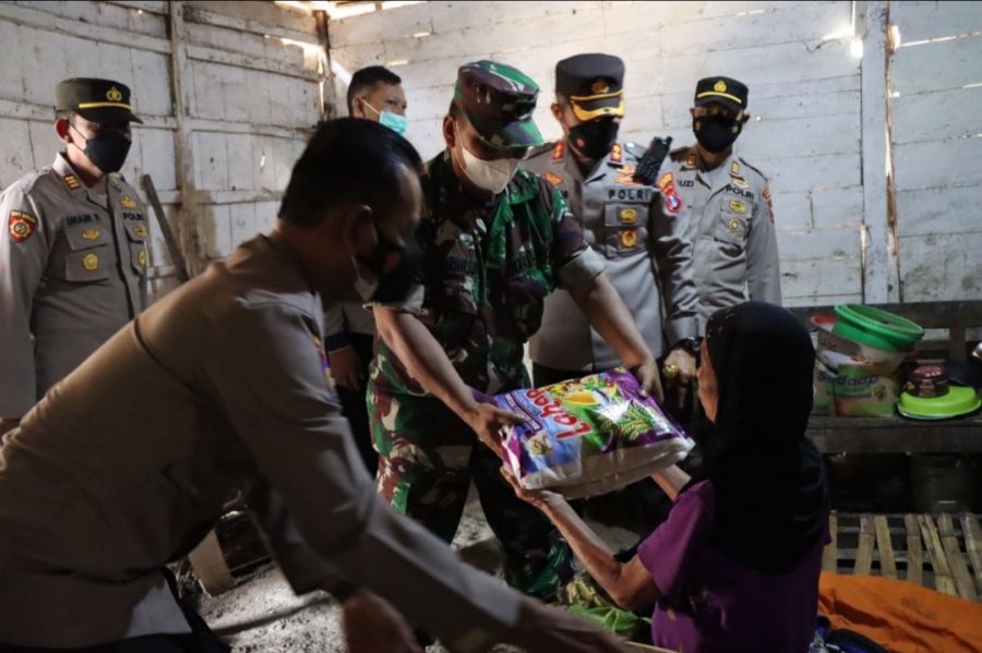 Kunjungi Warga di Ngasem, Kapolres AKBP Muhammad Berikan Bantuan Sosial