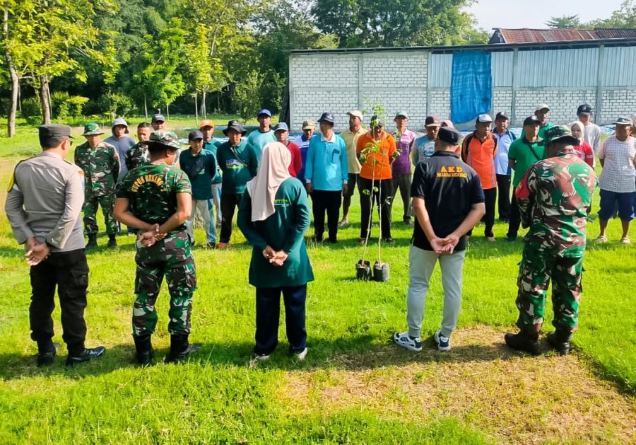 Kurangi Dampak Pemanasan Global, Babinsa Koramil Kapas Bojonegoro dan Pemdes Bendo Tanam Pohon