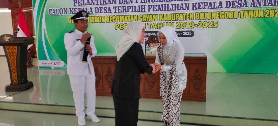 Lantik Kades PAW Desa Begadon Gayam, Bupati Bojonegoro Minta Kelola Keuangan dengan Baik