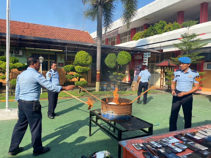 Lapas Kelas IIA Bojonegoro Laksanakan Pemusnahan Barang Bukti Hasil Razia