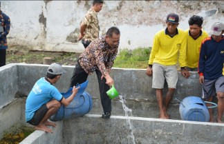 Terus Dukung Ketahanan Pangan Nasional, Lapas Lamongan Tebar Lagi Benih 3000 Ekor Ikan Lele