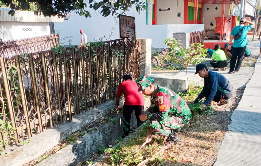 Lestarikan Budaya Gotong Royong, Babinsa Sumberrejo Kodim 0813 Bojonegoro dan Warga Karya Bakti