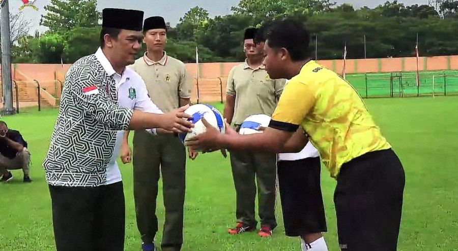 Liga Santri Wilayah Bojonegoro Resmi dimulai, Dandim 0813 Lakukan Kick Off Pertandingan
