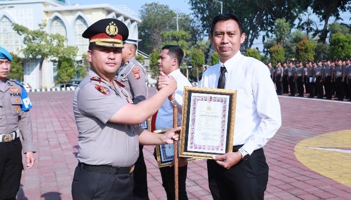 Lima Personel Polres Gresik Raih Penghargaan atas Prestasi Pelayanan Prima Tingkat Nasional