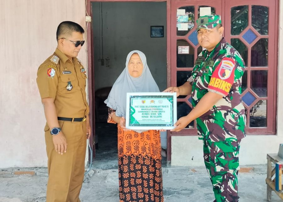 Listrik Gratis dari Babinsa Kodim 0813 Bojonegoro, Kado Indah TNI untuk Sulastri