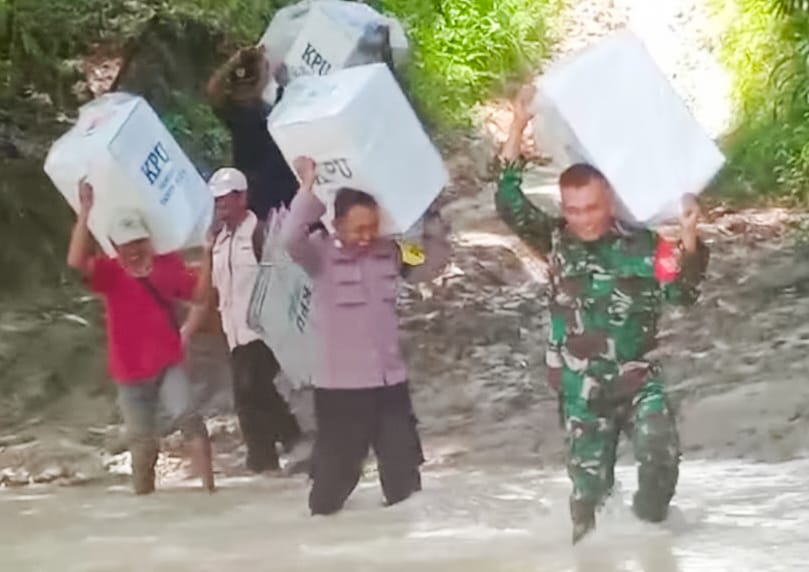 Luar Biasa, Perjuangan Tak Kenal Lelah Babinsa Kodim Bojonegoro Kawal Distribusi Logistik Pemilu