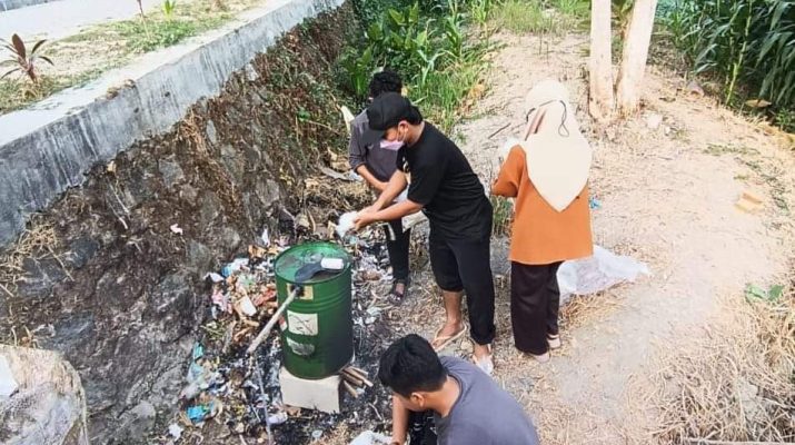 Mahasiswa KKN Olah Sampah Plastik Jadi Bahan Bakar Cair