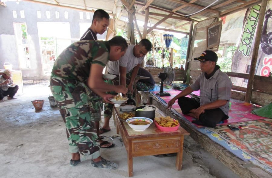 Makan Bersama, Memupuk Kekompakan antara Satgas TMMD 114 Kodim 0812 Lamongan dengan Warga