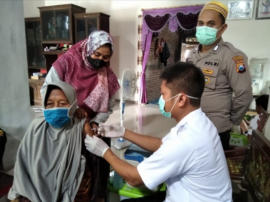 Maksimalkan Capaian Vaksinasi, Tim Vaksinasi Desa Karangdinoyo Berikan Pelayanan Hingga Malam Hari