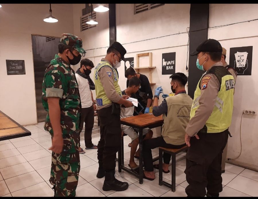 Maksimalkan Vaksinasi di Sumberrejo, Aparat Gabungan Lakukan Vaksinasi Kepada Pengunjung Warkop