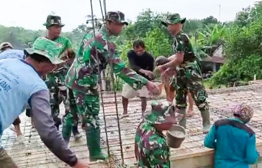 Mantapkan Kemanunggalan TNI-Rakyat, Babinsa Temayang Bojonegoro Karya Bakti Pembangunan Musholla