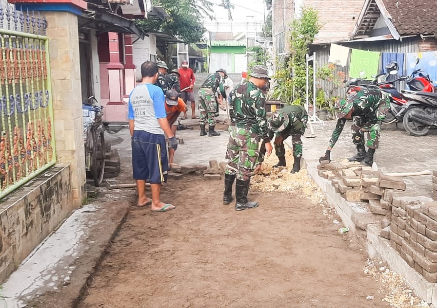 Manunggal dengan Rakyat, Babinsa Koramil Sumberrejo Kodim 0813 Bojonegoro Kerja Bakti bersama Warga