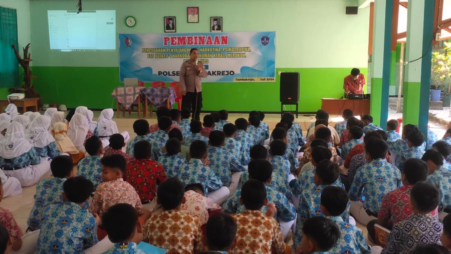 Masa MPLS, Ratusan Polisi Polres Bojonegoro Serentak Blusukan ke Sekolah